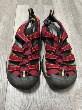 Keen woman’s Newport H2 Closed-Toe Sandals: Size 6.5